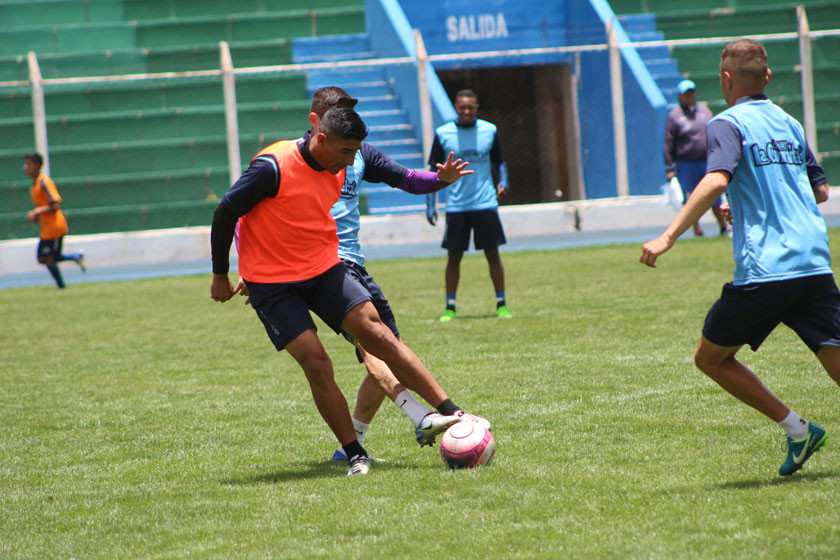 Adrián y Leguizamón tienen la tarea de hacer goles a Bolívar