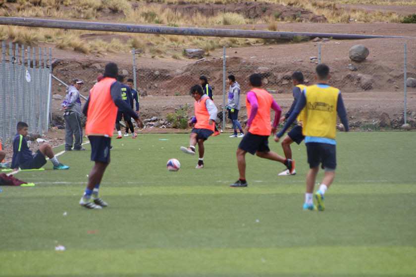 Apaza espera contar con el volante Vargas y el guardameta Santillán