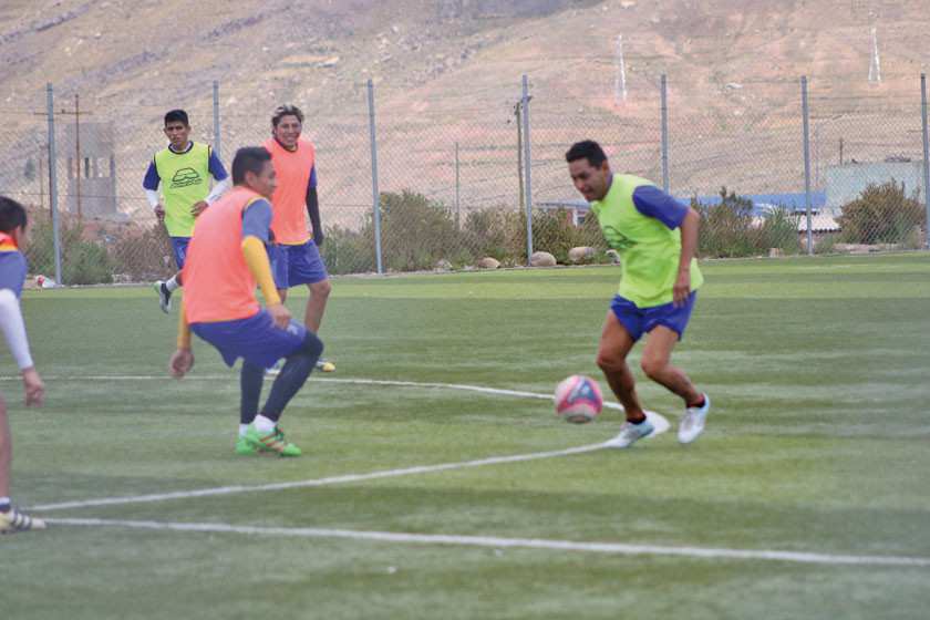 Apaza define el onceno titular con el que visitará a la academia paceña