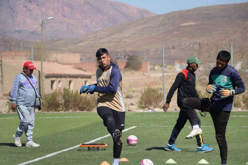 Santillán resiente una vieja lesión y se pierde el partido ante la academia paceña