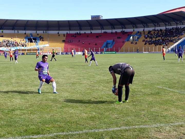 Real con dos hombres menos empato a dos frente a Blooming